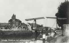 2909 Gezicht op de Rodebrug over de Vecht te Utrecht, met links het politiebureau Rodebrug (Hogelanden W.Z. 32).